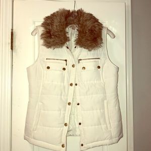 Roz & Ali White Vest with Faux Fur Collar